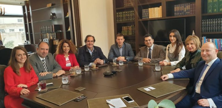 الرئيس التنفيذي السابق لنادي برشلونة  لكرة القدم، السيد إيغانو ميستري والسيد خوسيه ماريا بوزو في زيارة لجوستيسيا مع السيد سام باشالاني رئيس شركة “ليبركس”.